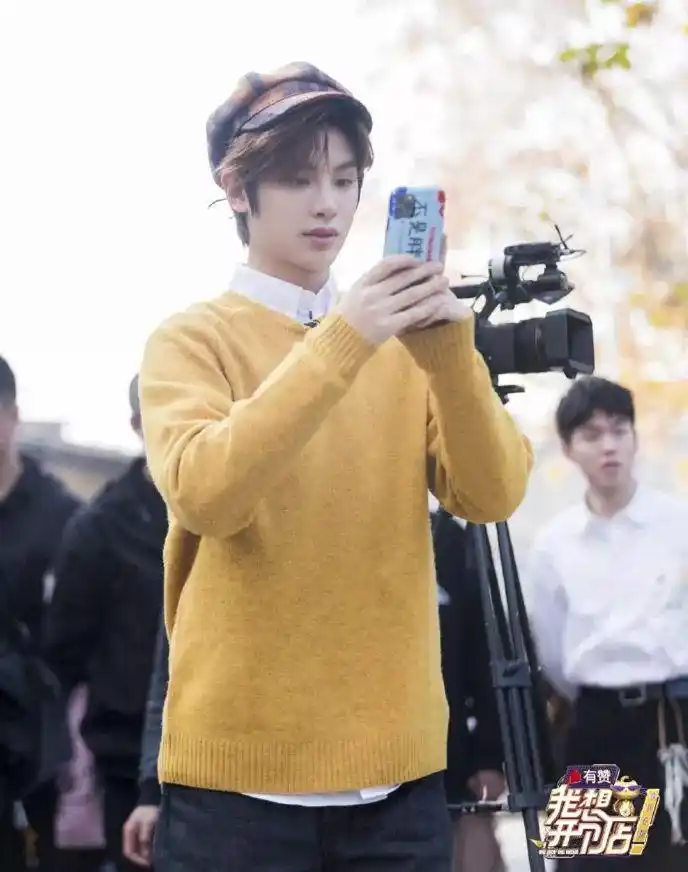 有一种"小奶狗"叫黄明昊,头发烫个小卷,侧脸照呆萌的不行_男生