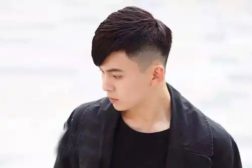 绅士男秋季如何剃头发显示帅气 两边铲中间长头发就这么时尚