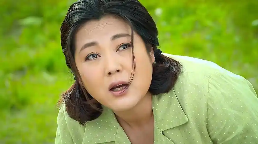 小草青青:喜鹊摔倒在地,青青来扶她,却反被她推倒了