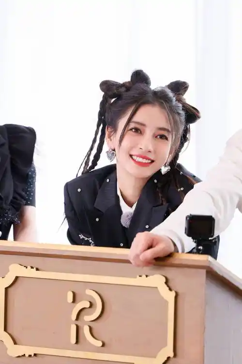 杨颖工作室在社交平台分享了一组杨颖的清爽少女感美照,照片中杨颖穿