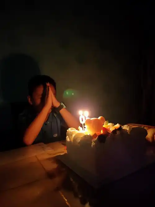 今年十岁了,爸爸妈妈姐姐一起给我过生日,小熊蛋糕是一个很满足的夜晚