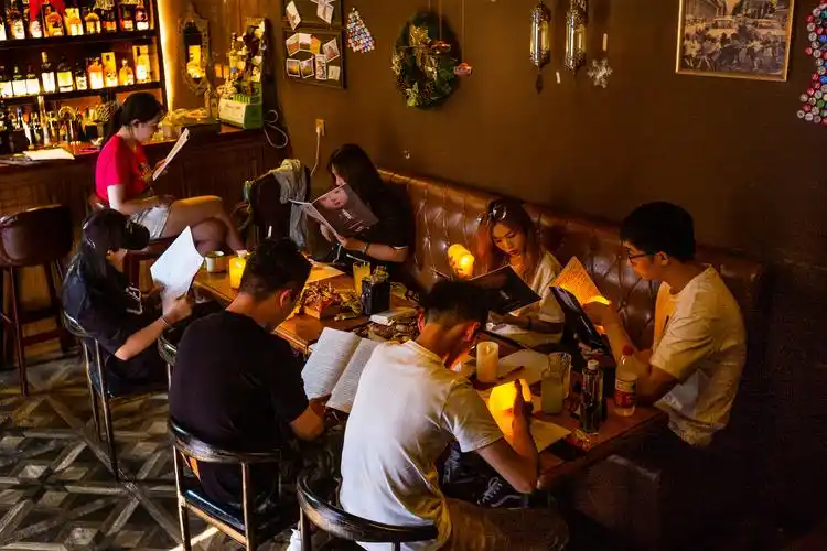 我在剧本杀当主持:扮鬼吓人,帮忙求婚,策划老友重逢_凤凰网科技_凤凰