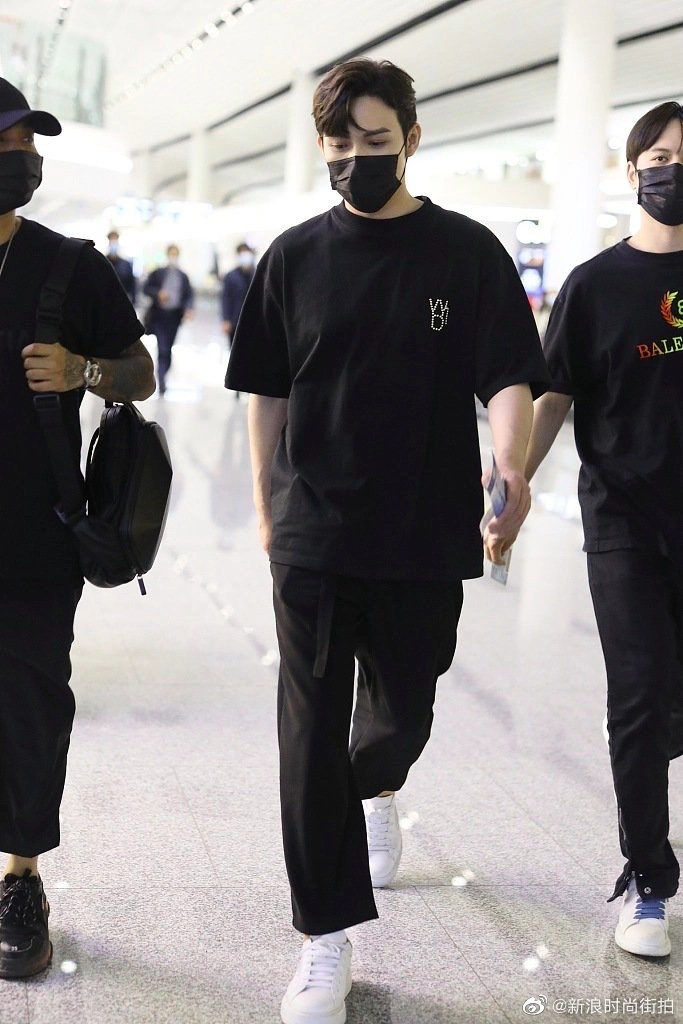男明星最新机场穿搭,龚俊最简单大方,马天宇腿又细又白太优越了