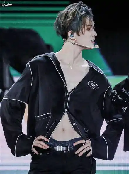 朱正廷一波腹肌秀,着实的诱人,全身上下都是精瘦,没有一寸多余肥肉.