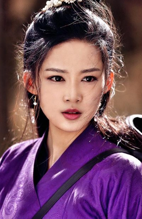 李沁的几张古装剧照,或清雅,或美艳,只有最后一张美得让人心痛