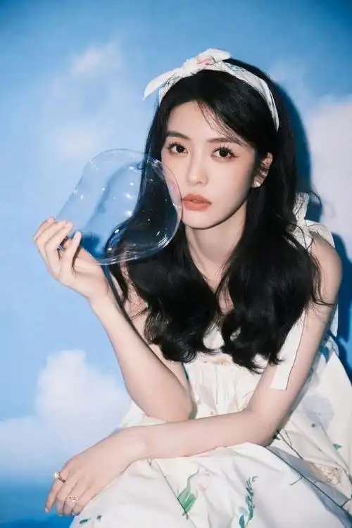 蔡文静在这部剧里饰演的角色叫姬如雪,她是幻音坊女帝身边的侍女.