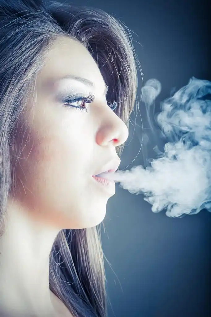 在黑暗中的女人抽烟