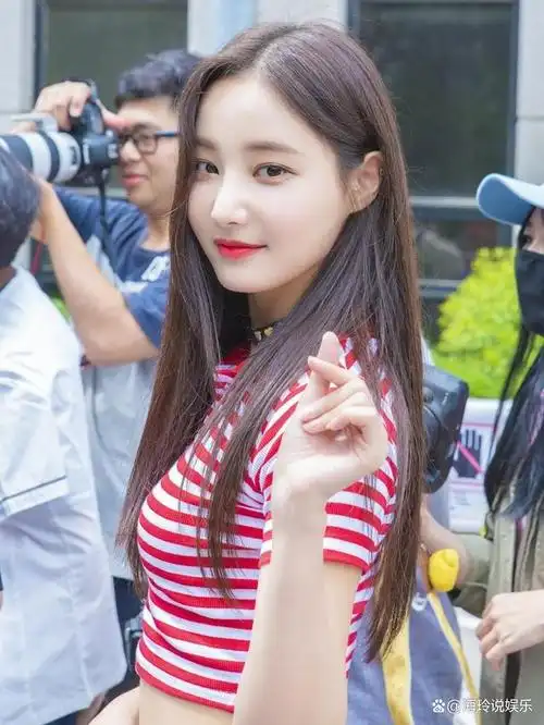 李妍雨,她是李敏镐的绯闻女友,更是韩国女团的颜值"天花板"