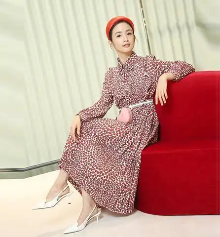 林依晨干练马尾配黑裙,"丝袜"凉鞋成亮点