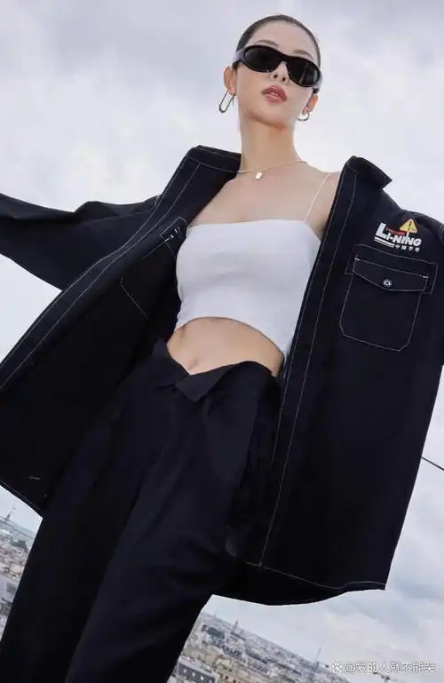 钟楚曦时尚大片释出,身穿白色吊带露肚脐,身材比例超好腿长惊人