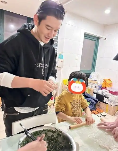 祖孙三代同框黄晓明与家人庆46岁生日小海绵手写贺卡送爸爸