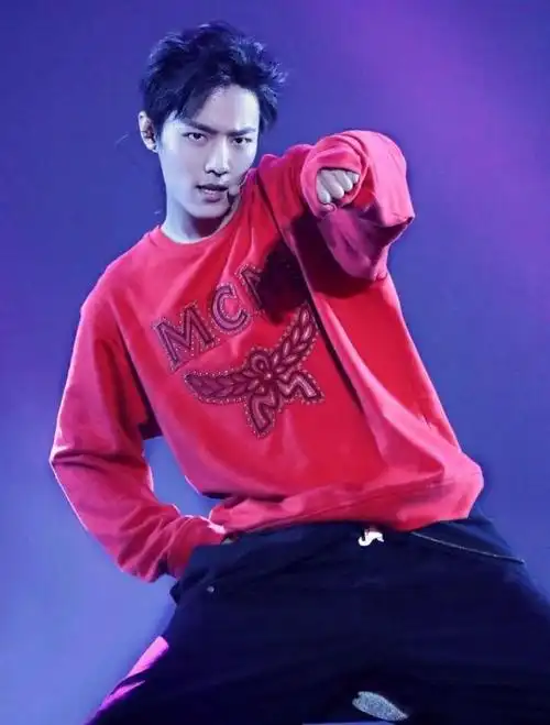 肖战跳舞有多帅?咬嘴唇那一刻,反正我是沦陷了!