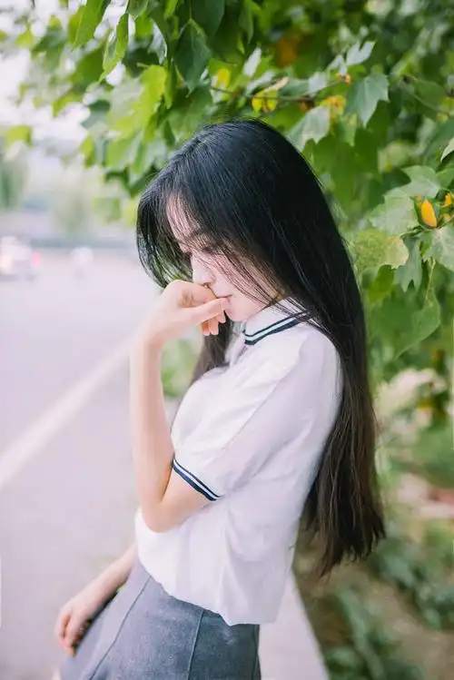 照片中气质女神,长发飘飘,唯美的路边摄影图片,美丽大方.