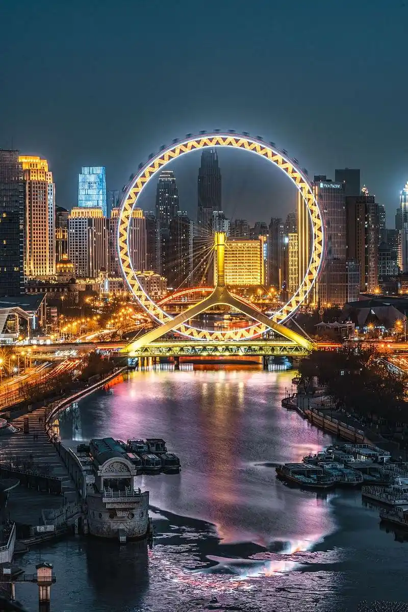 天津眼是世界上最大的摩天轮之一,夜晚乘坐可以俯瞰整个城市的繁华
