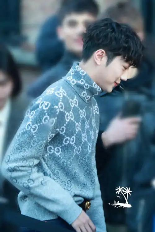 米兰时装周 下班人海中我只望向你@赖冠霖_edward