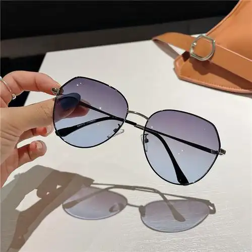 凹造型街拍夏海边2021年新款偏光墨镜韩版潮女士防紫外线太阳眼镜