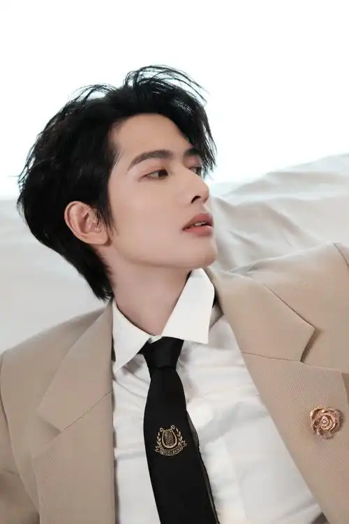 甘望星米色冬日质感造型#@甘望星_xx米色西装勾勒