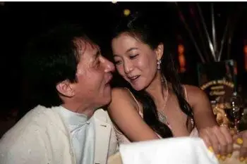 第二张照片就是成龙和李冰冰照的,在这张照片上,成龙的表情让人十分