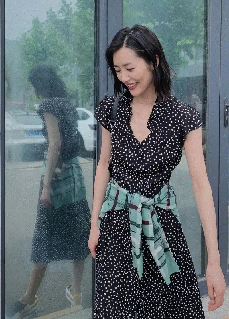 6套刘雯夏日穿搭,超模气质出众,衣品随性有风格