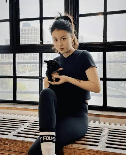 艺人李嘉格回东北感染新冠,一行五人全军覆没,自曝发烧屁还很多_嗓子