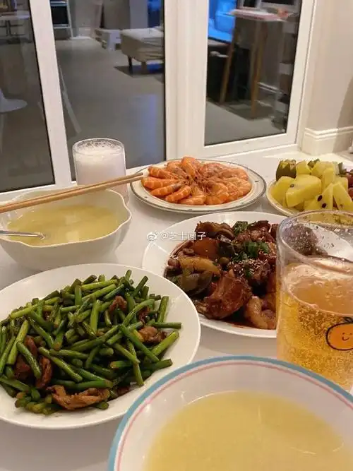 好朋友来家里吃饭啦 简简单单做几个菜～ 你们都有什么拿手菜的 我最