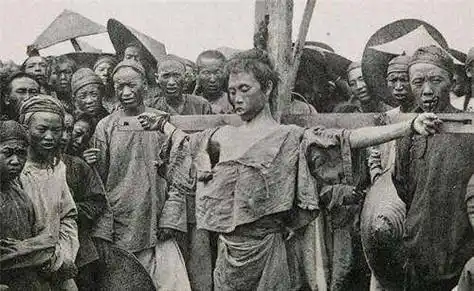 镜头下的清朝刑场:犯人被牵着辫子斩首,浸猪笼前的女子一脸绝望_死刑