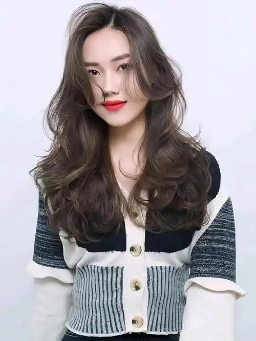 在发型的设计和选择上,既要考虑到自身的气质和个性特点,也要与时俱进