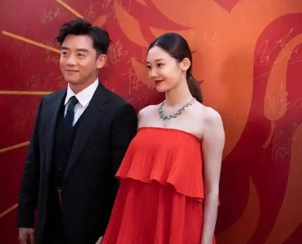 原创郑恺苗苗结婚一周年庆祝的方式有点太简单深夜在牛肉面馆吃拉面