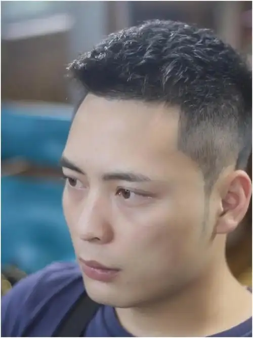 清爽阳光帅气泸州烫发  男士流行发型  男士新发型  男士短发  飞机头