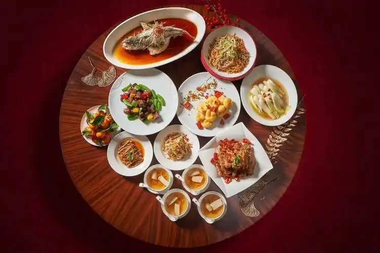 中式外卖套餐,包含精美凉菜,经典热菜,老汤,饺子,软饮及果盘等年味