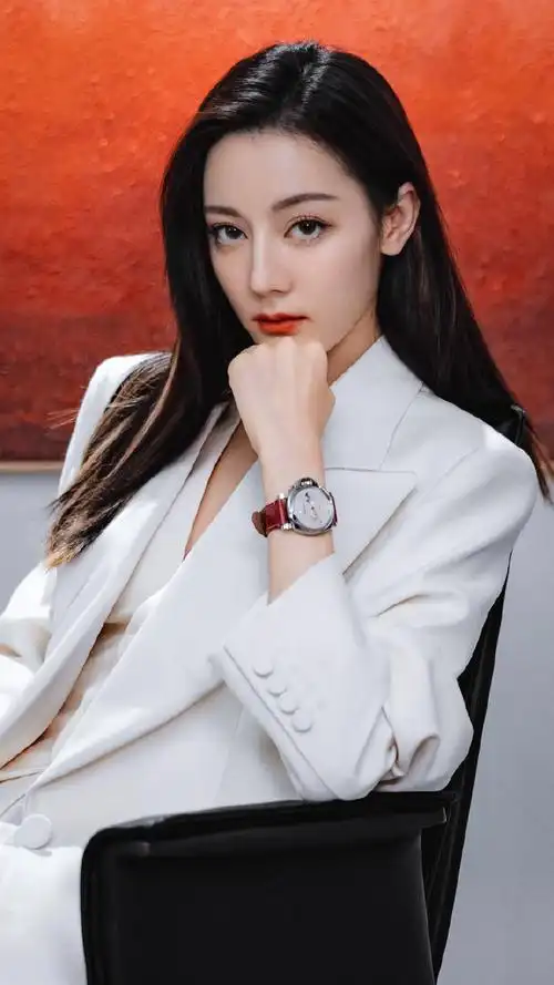 迪丽热巴干练白西装造型##迪丽热巴黑色镶钻礼服写真