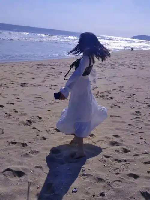 白裙子配海滩
