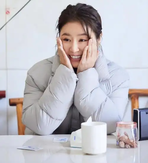 48岁林心如晒十年前后对比照庆生,容貌变化不大,漂亮迷人超养眼_腾讯