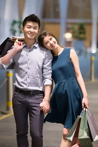 快乐的年轻情侣逛街购物