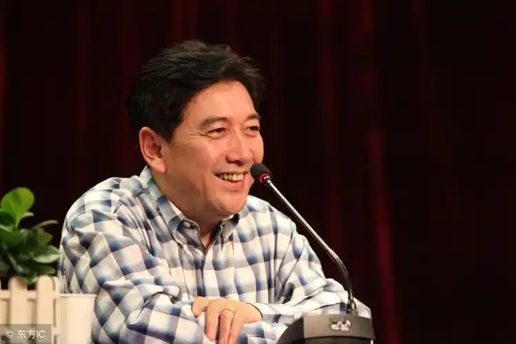 中国中央电视台新闻频道记者主持人水均益