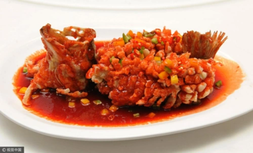 (中国名菜松鼠桂鱼 图片来源:视觉中国)