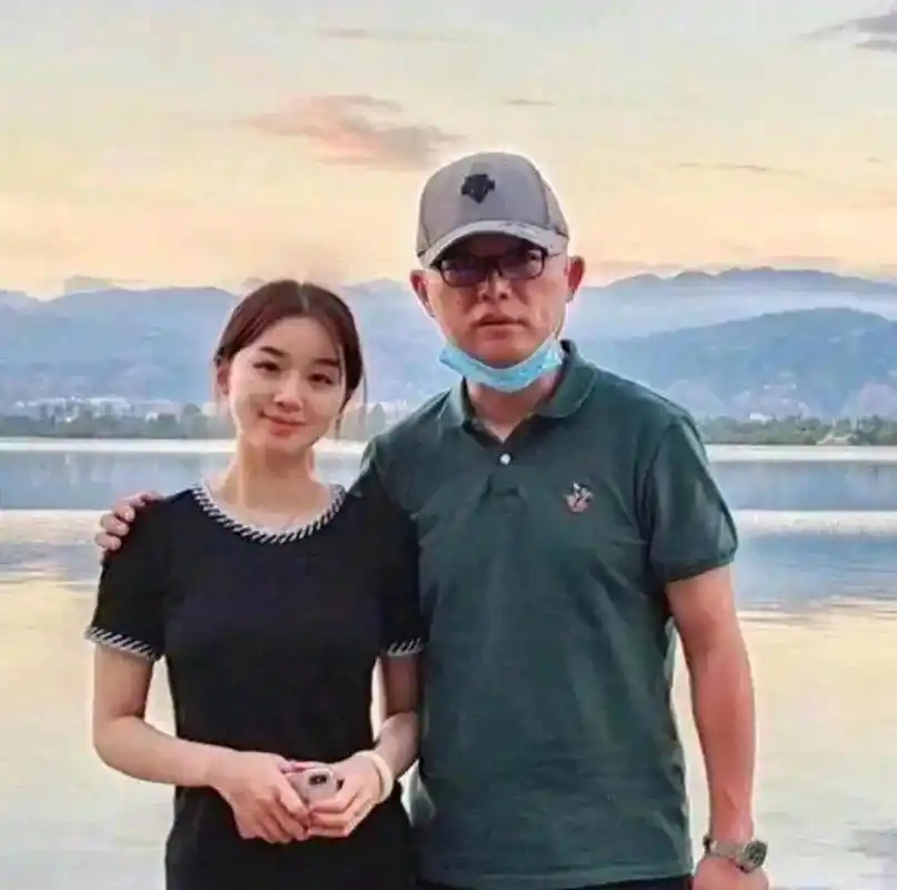 某一天,孟非发现妻子李雪正在偷偷翻他手机,但是他并没有制止,而是任