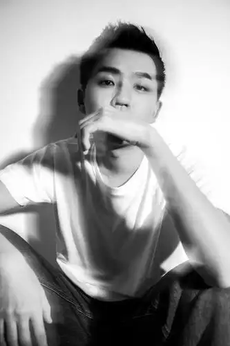 武麟黑白光影写真五官精致尽显帅气棱角