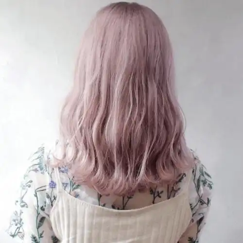 带有冷调的玫瑰杏色,充满柔雾透明感,同时适合冬日与春季.