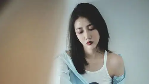 电脑壁纸 明星 大陆明星 性感妖娆御姐弦子迷人香肩写真