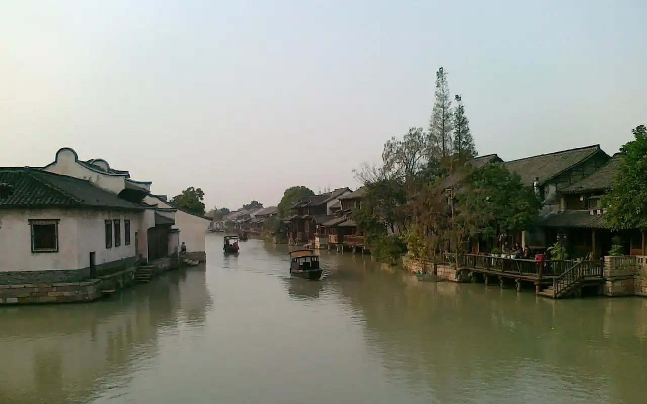 江南水乡古镇里的乌篷船唯美诗意风景高清电脑桌面壁纸下载(2)