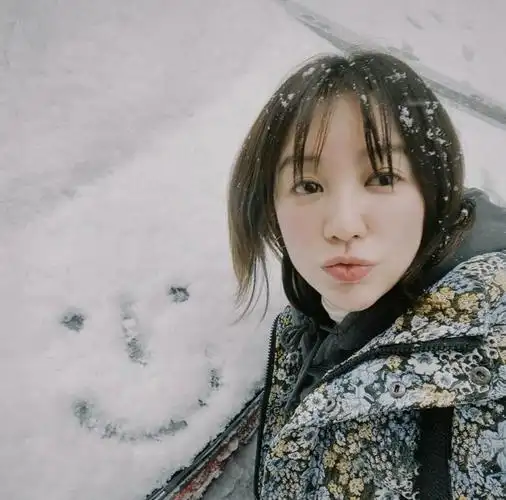 尹恩惠面对飘雪露出少女般笑容,美貌融化冰雪,让人心生暖意