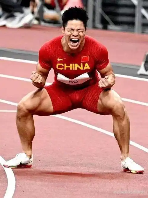 苏炳添这个大腿肌肉感觉比刘翔强好多呀