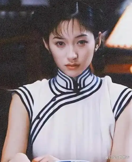 李小冉被曝14岁似外国洋娃娃,当看到学生照后,网友:心动了