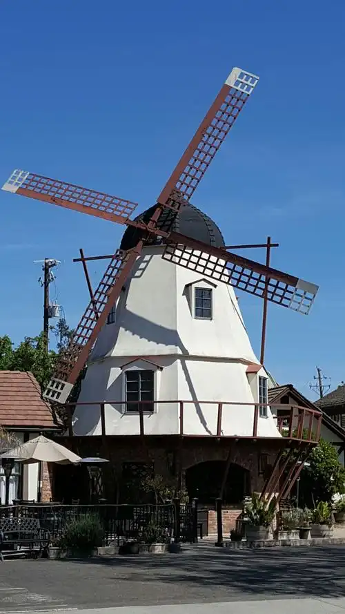 大风车是丹麦小镇的地标,小镇的人民生活悠然自得,恬静安逸,世外桃源