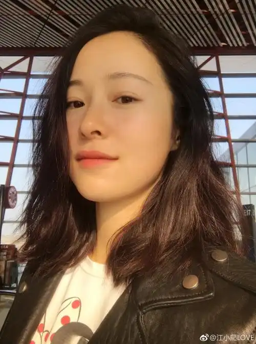 江一燕素颜机场照随性有范 嘟嘴卖萌可爱十足