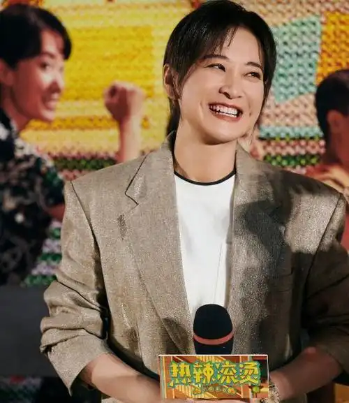 贾玲明显追求真实的人性刻画,但她忘了,每个人身上除了缺点,还有温暖