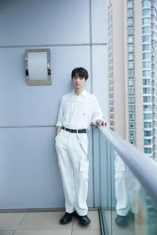 王俊凯白色工装裤套装高清原图查看