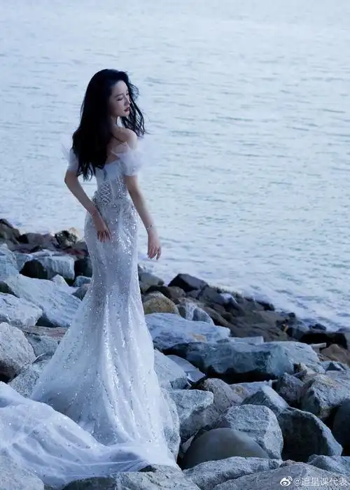 李沁今晚优雅大气##李沁在央视镜头里人美歌甜