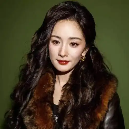 37岁杨幂对比36岁赵丽颖骨相老去和皮相老去的差距一目了然